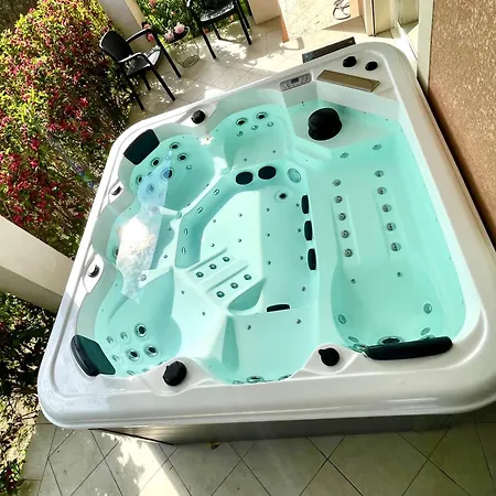 Private Swimming Pool & Jacuzzi Magnifique Provencale