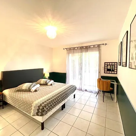 Private Swimming Pool & Jacuzzi Magnifique Provencale Villa